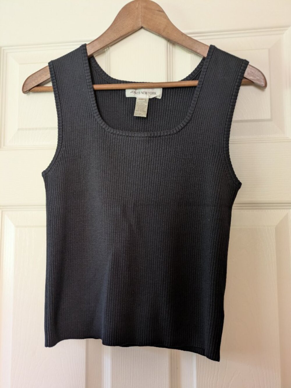 Jones New York black sleeveless sweater silk